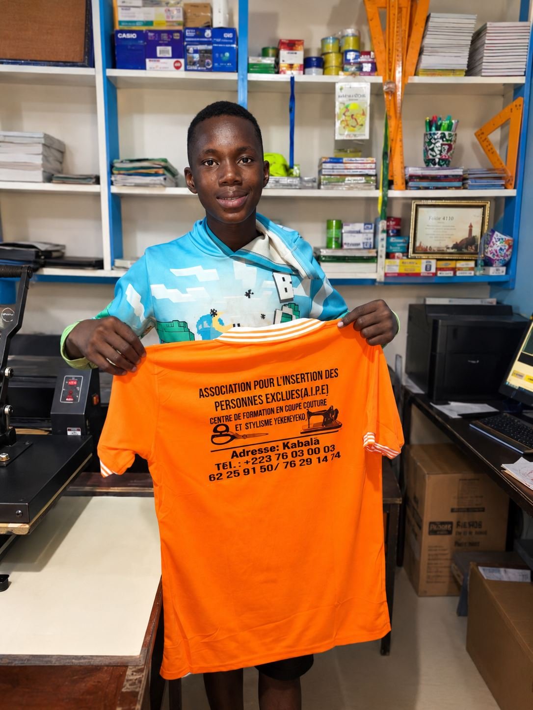 T-shirt orange personnalisé imprimé pour une association